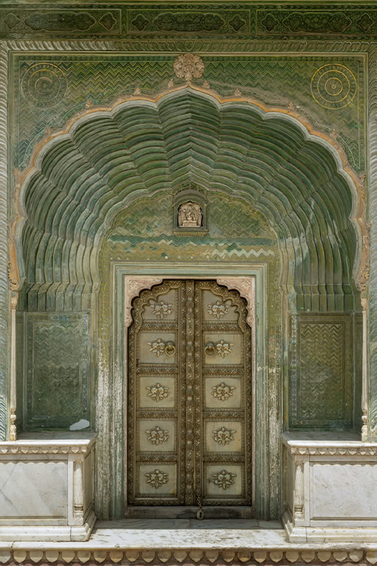Cinematic pre wedding couple shoot in front of City Palace Jaipur architecture