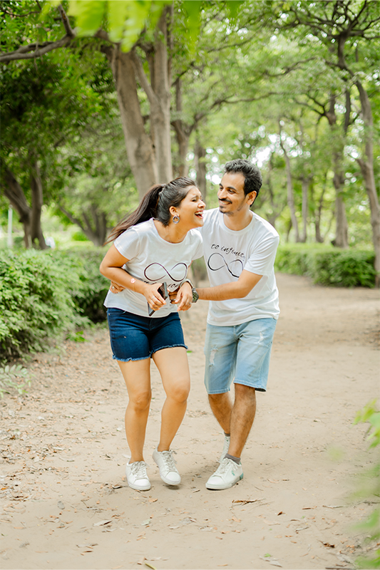 Lush green garden backdrop couple portrait for pre-wedding at Jawahar Circle Jaipur